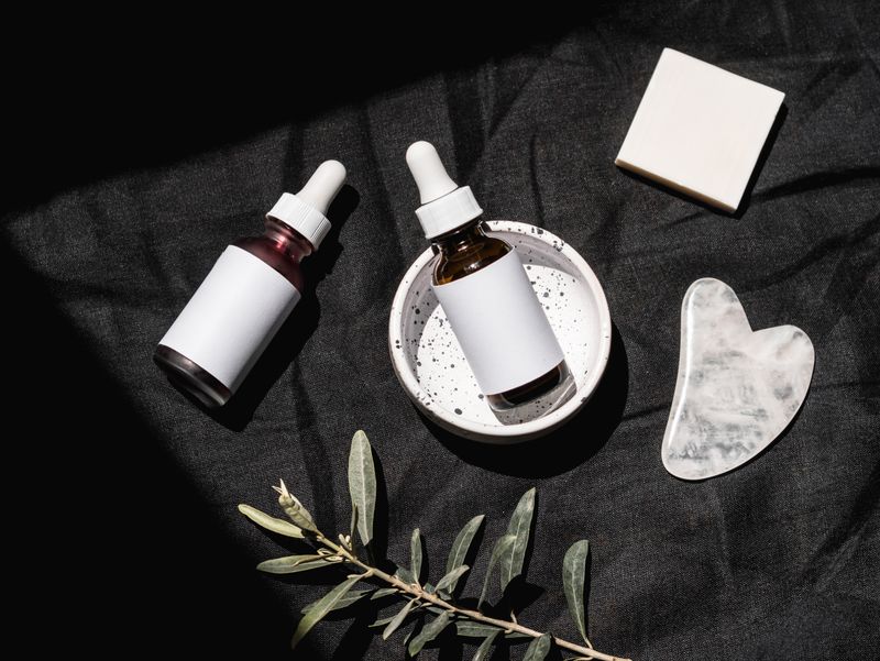 Sérum facial Naturaleza Viva junto a hojas verdes